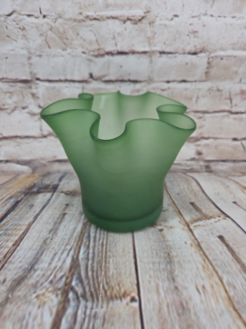 Vintage Gorgeous Handkerchief  Design Green Art Glass Vase Ruffle Top
